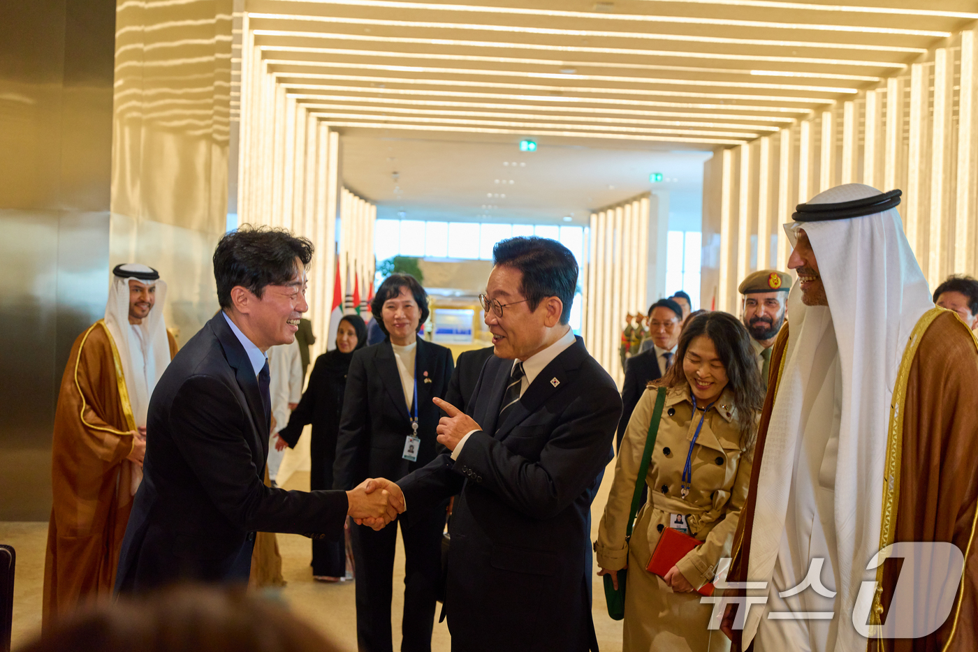 (서울=뉴스1) 허경 기자 = 아랍에미리트(UAE)를 국빈 방문한 이재명 대통령이 17일(현지 시간) 아부다비 왕립공항에 도착해 강훈식 비서실장과 인사하고 있다. (대통령실 제공. …
