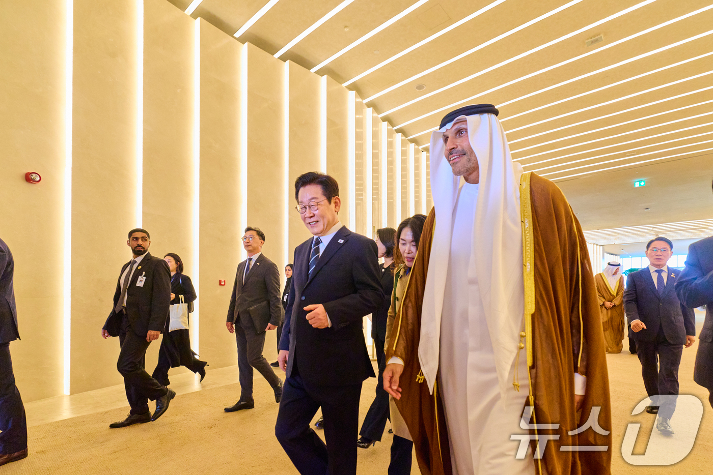 (서울=뉴스1) 허경 기자 = 아랍에미리트(UAE)를 국빈 방문한 이재명 대통령과 김혜경 여사가 17일(현지 시간) 아부다비 왕립공항에 도착해 칼둔 칼리파 알 무바락 퍼스트 아부다 …