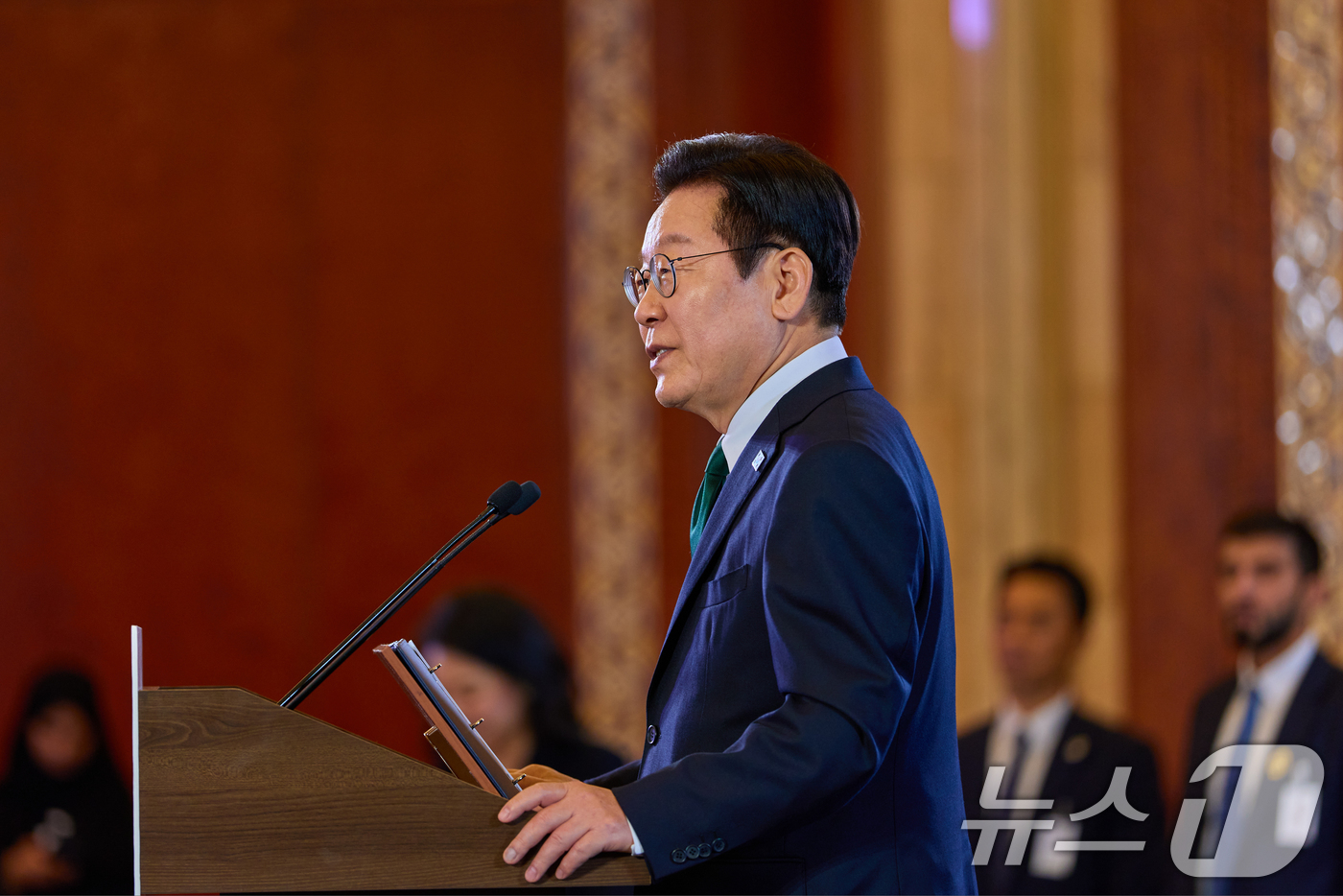 (서울=뉴스1) 허경 기자 = 아랍에미리트(UAE)를 국빈 방문한 이재명 대통령이 17일(현지 시간) 아부다비의 한 호텔에서 열린 동포 만찬 간담회에서 인사말을 하고 있다. (대통 …