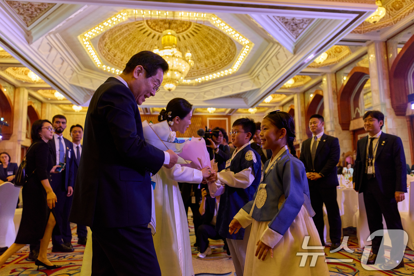 (서울=뉴스1) 허경 기자 = 아랍에미리트(UAE)를 국빈 방문한 이재명 대통령과 김혜경 여사가 17일(현지 시간) 아부다비의 한 호텔에서 열린 동포 만찬 간담회에서 화동에게 꽃다 …