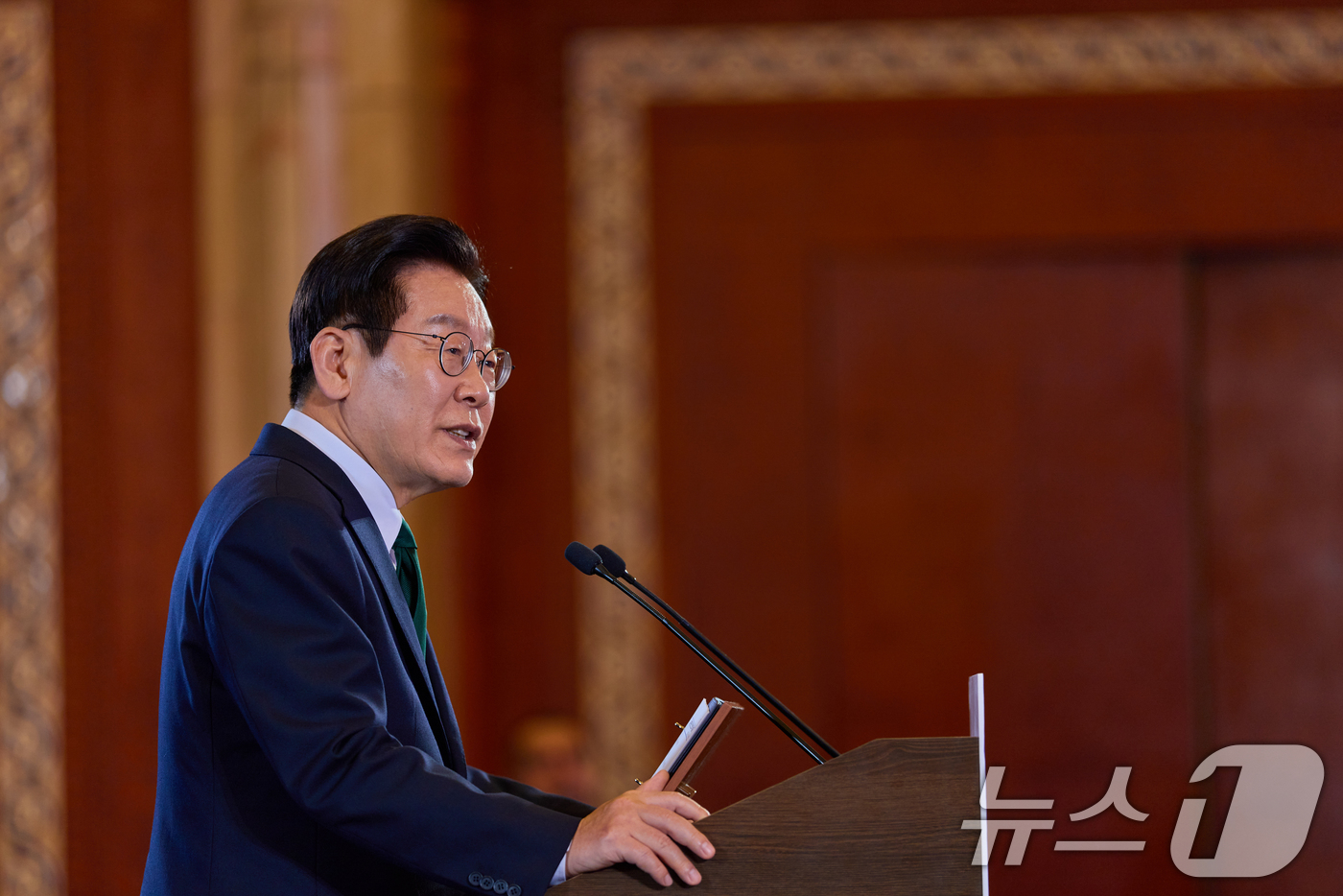 (서울=뉴스1) 허경 기자 = 아랍에미리트(UAE)를 국빈 방문한 이재명 대통령이 17일(현지 시간) 아부다비의 한 호텔에서 열린 동포 만찬 간담회에서 인사말을 하고 있다. (대통 …