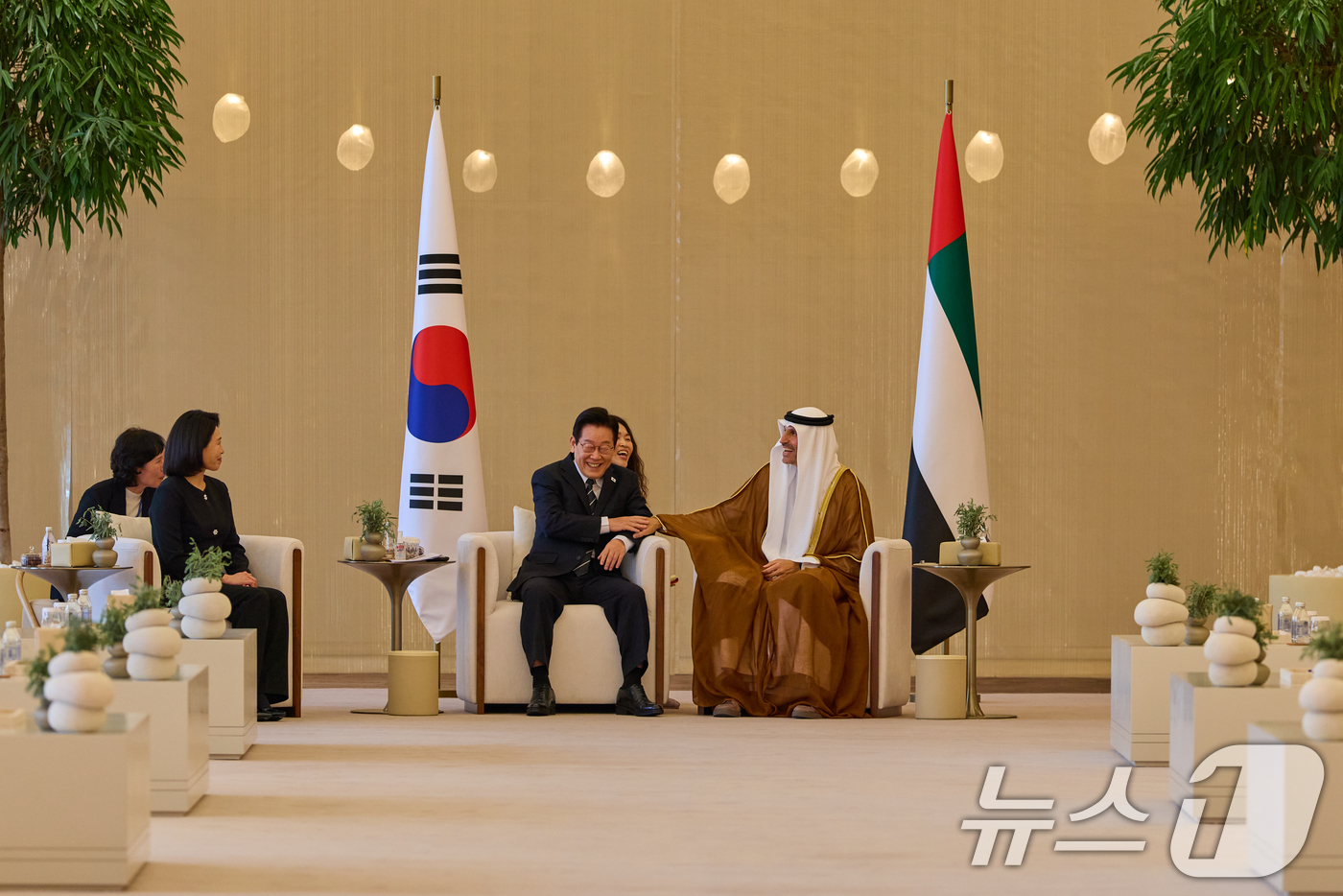 (서울=뉴스1) 허경 기자 = 아랍에미리트(UAE)를 국빈 방문한 이재명 대통령이 17일(현지 시간) 아부다비 왕립공항에 도착해 칼둔 칼리파 알 무바락 퍼스트 아부다비 뱅크 비상임 …