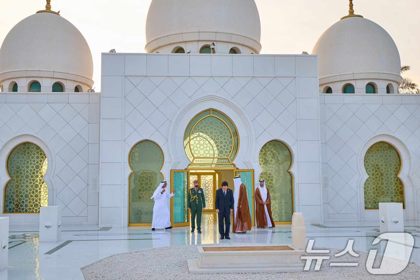 (서울=뉴스1) 허경 기자 = 아랍에미리트(UAE)를 국빈 방문한 이재명 대통령이 17일(현지 시간) 아부다비 셰이크 자이드 그랜드 모스크를 방문해 사원을 둘러보고 있다. (대통령 …