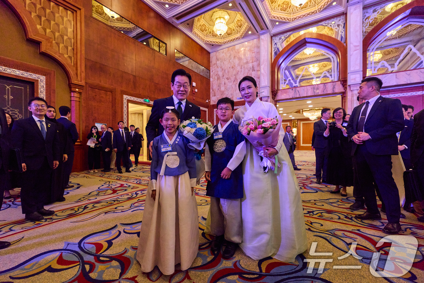 (서울=뉴스1) 허경 기자 = 아랍에미리트(UAE)를 국빈 방문한 이재명 대통령과 김혜경 여사가 17일(현지 시간) 아부다비의 한 호텔에서 열린 동포 만찬 간담회에서 화동에게 꽃다 …