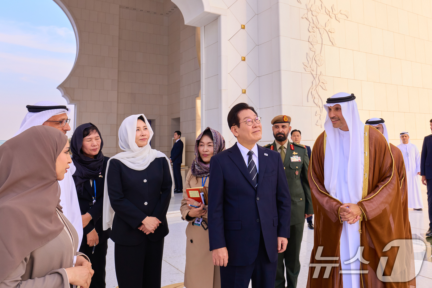 (서울=뉴스1) 허경 기자 = 아랍에미리트(UAE)를 국빈 방문한 이재명 대통령과 김혜경 여사가 17일(현지 시간) 아부다비 셰이크 자이드 그랜드 모스크를 방문해 사원을 둘러보고 …