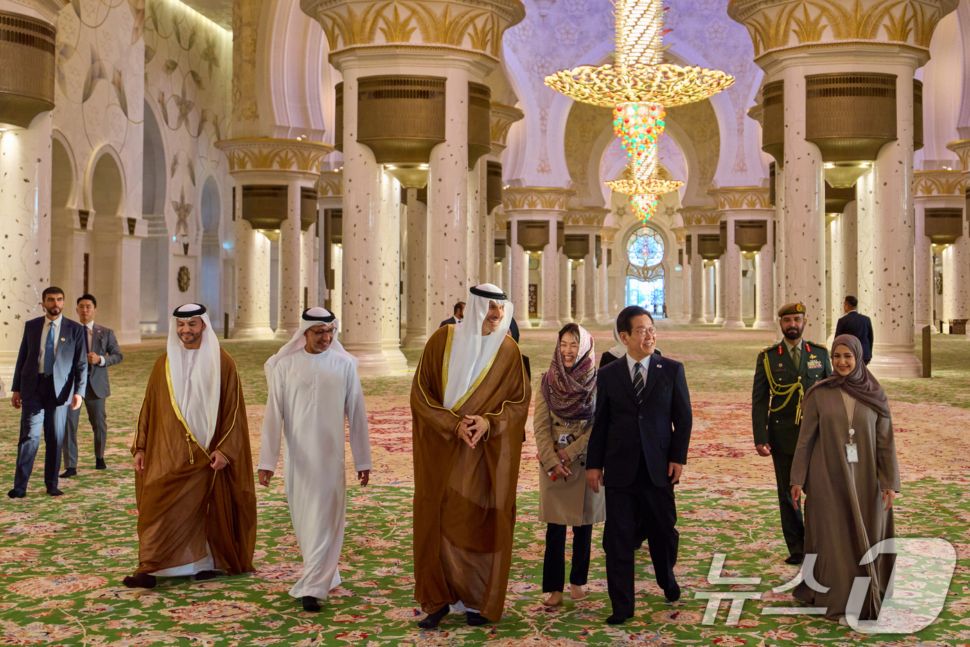 (서울=뉴스1) 허경 기자 = 아랍에미리트(UAE)를 국빈 방문한 이재명 대통령과 김혜경 여사가 17일(현지 시간) 아부다비 셰이크 자이드 그랜드 모스크를 방문해 사원을 둘러보고 …