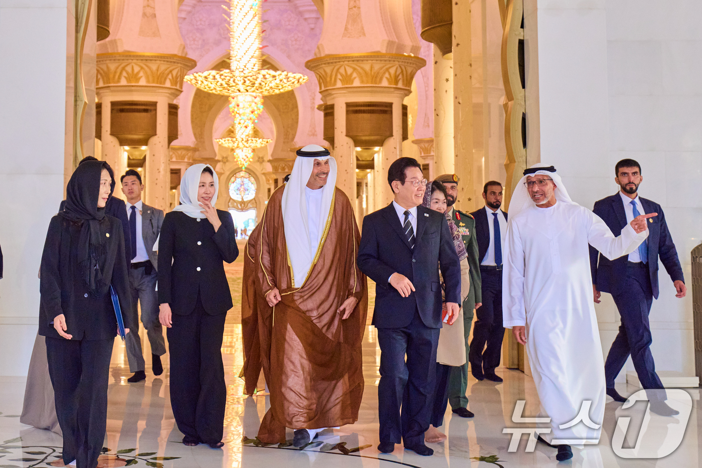 (서울=뉴스1) 허경 기자 = 아랍에미리트(UAE)를 국빈 방문한 이재명 대통령과 김혜경 여사가 17일(현지 시간) 아부다비 셰이크 자이드 그랜드 모스크를 방문해 사원을 둘러보고 …