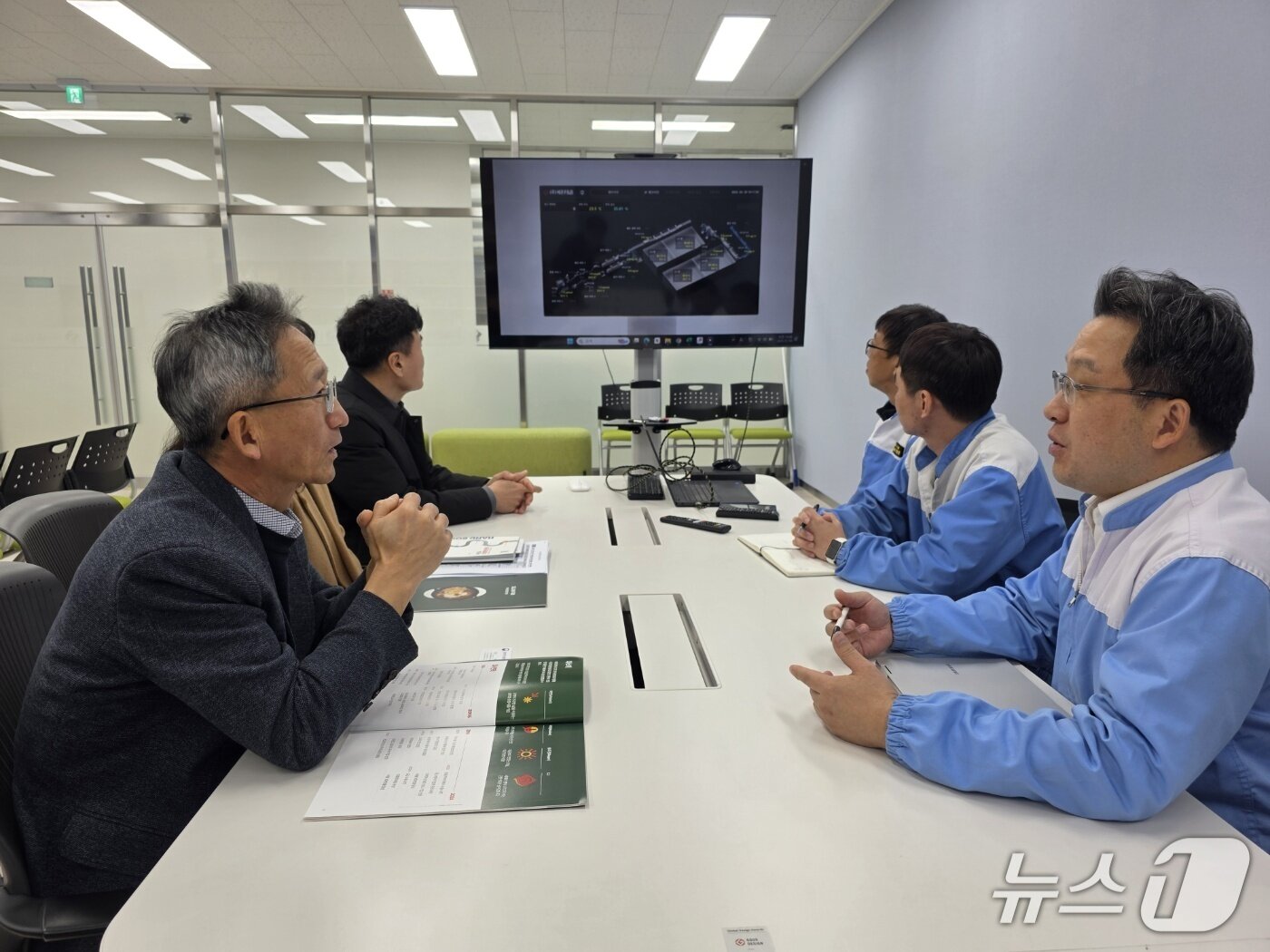 본문 이미지 - 이경원 강원조달청장은 19일 홍천에 위치한 K-푸드 기업 &#39;세준에프앤비&#39; 찾아 공공조달시장 진입을 안내했다.&#40;강원조달청 제공. 재판매 및 DB금지&#41;/뉴스1