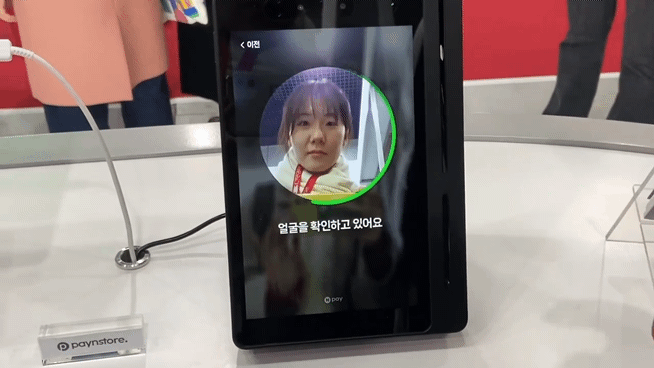 본문 이미지 - 19일 서울 강남구 코엑스에서 열린 &#39;제24회 서울카페쇼&#39; 네이버페이 부스에서 통합 오프라인 단말기 &#39;Npay 커넥트&#39; 페이스사인으로 결제하는 모습. 2025.11.19. ⓒ 뉴스1 신은빈 기자