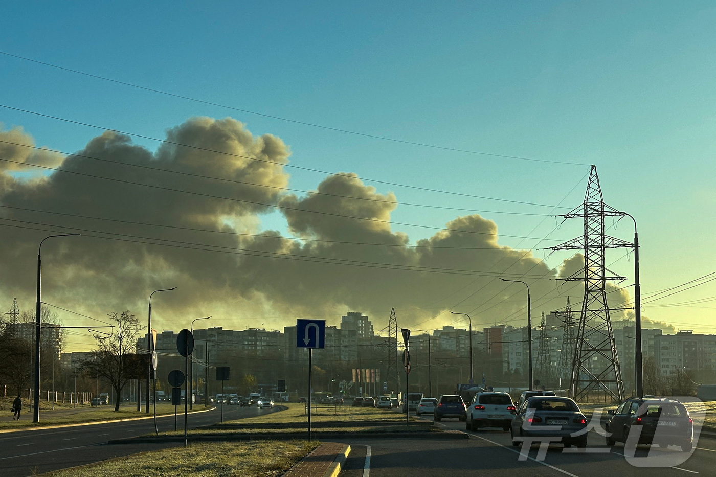 (리비우 로이터=뉴스1) 이정환 기자 = 19일(현지시간) 우크라이나 리비우에서 러시아의 미사일과 드론 공격이 쏟아진 후 도시 위로 연기가 피어오르고 있다. 2025.11.19.ⓒ …