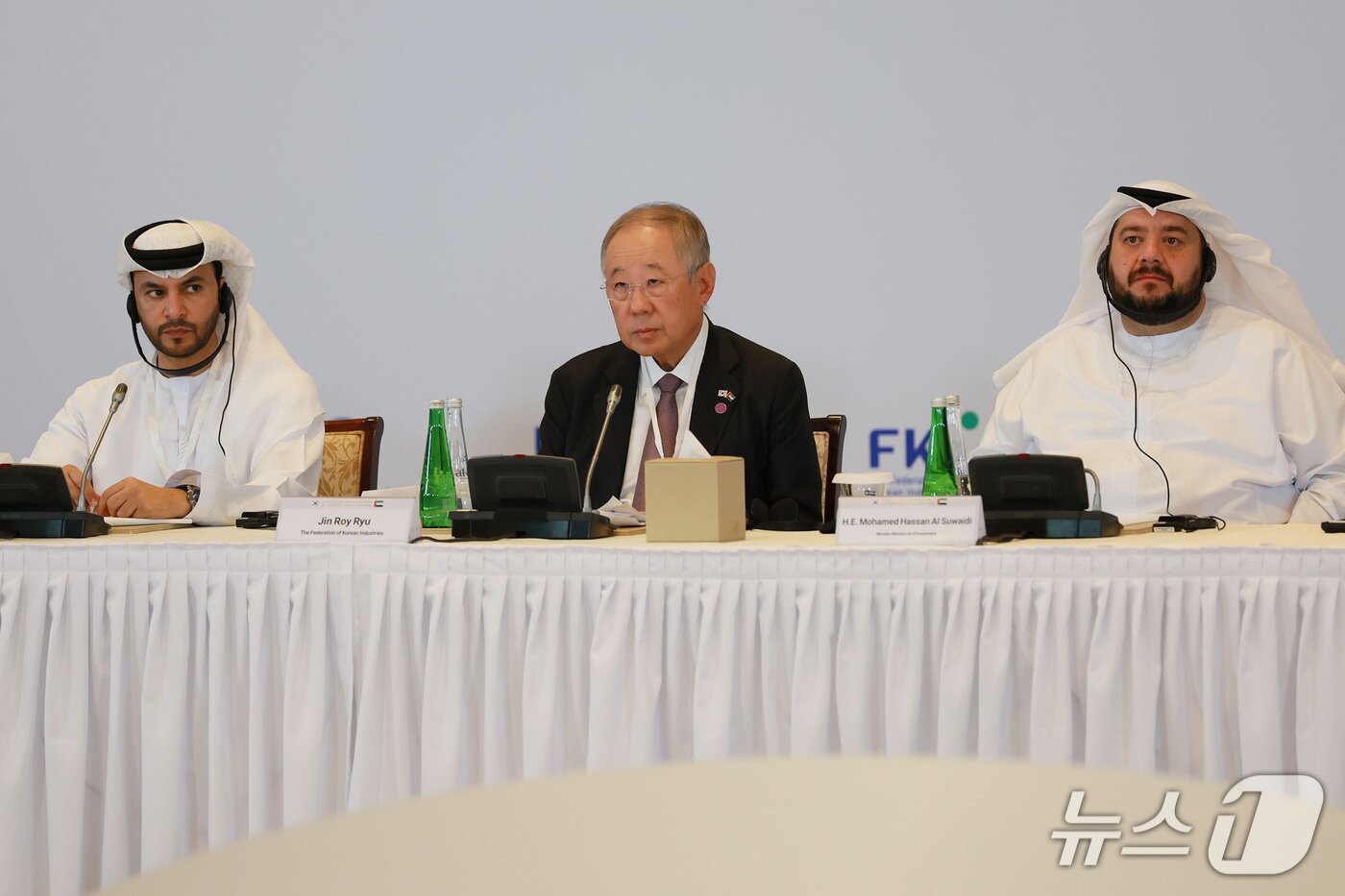 본문 이미지 - 류진 한경협 회장이 아부다비 에미레이트 팰리스 호텔에서 열린 &#39;한-UAE 비즈니스 라운드테이블&#39;에 참석해 인사말을 하고 있다. &#40;사진제공 = 한국경제인협회&#41; 