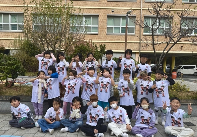 OK저축은행, 부산 초등학생 4137명에 응원 티셔츠 선물