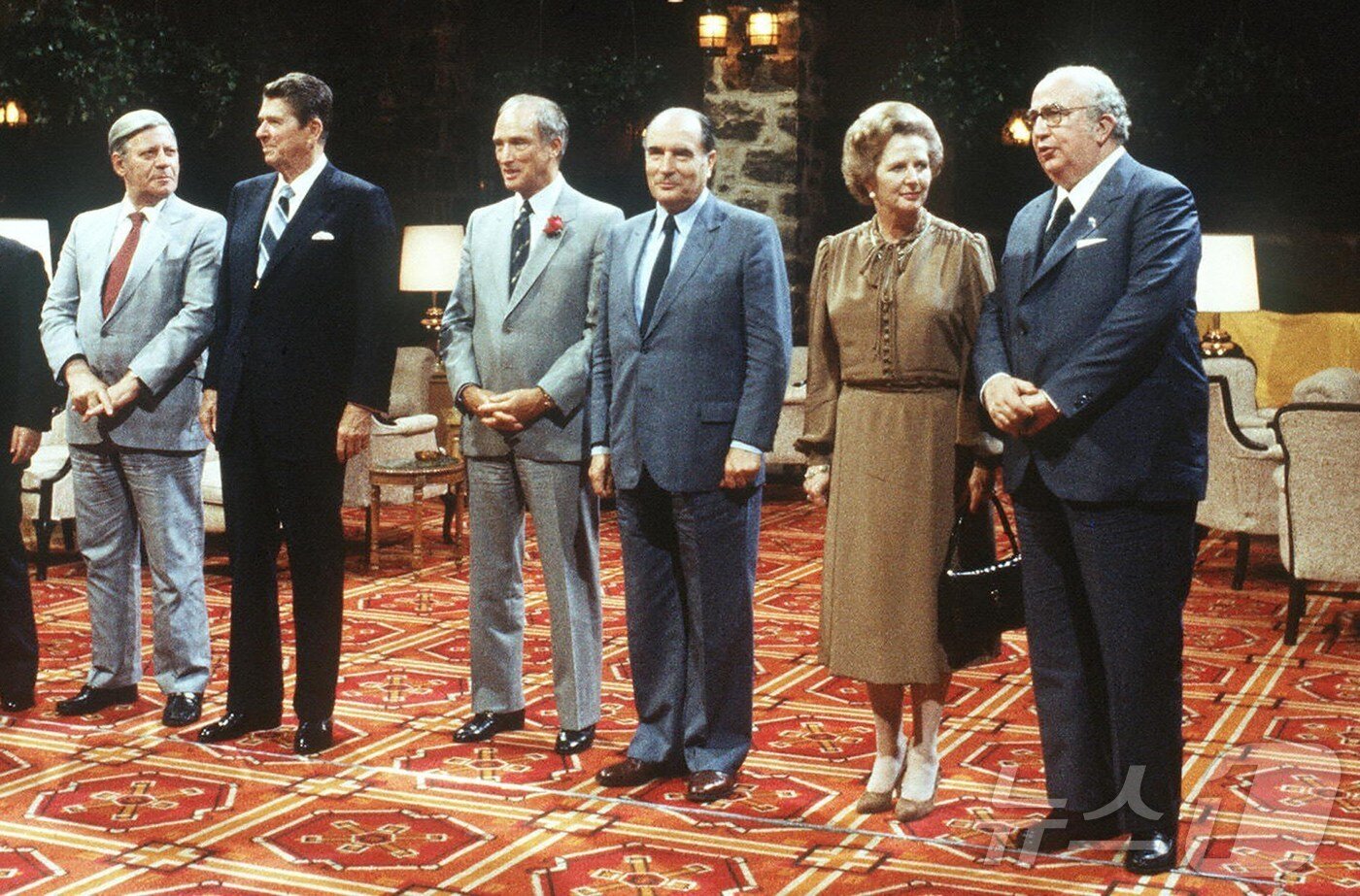 본문 이미지 - 1981년 7월 미국 독일 프랑스 등 주요국 정상들과의 회담에 참석한 마거릿 대처 전 영국 총리&#40;오른쪽에서 두번째&#41;. 1981.07.18 ⓒ AFP=뉴스1 ⓒ News1 이지예 객원기자