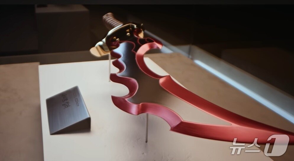 본문 이미지 - 포스코 판타스틸 포스콜렉션 캠페인의 일환으로 제작된 &#39;나 혼자만 레벨업&#39; 실사화 무기&#40;포스코 스튜디오 채널 갈무리&#41;