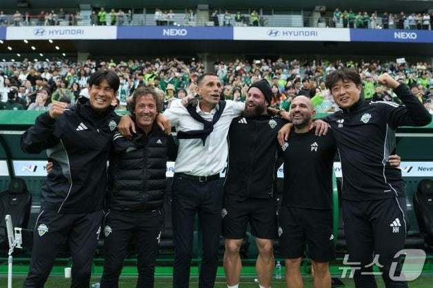프로축구연맹, 전북 타노스 코치 손동작 '눈 찢기' 맞다…징계 조치