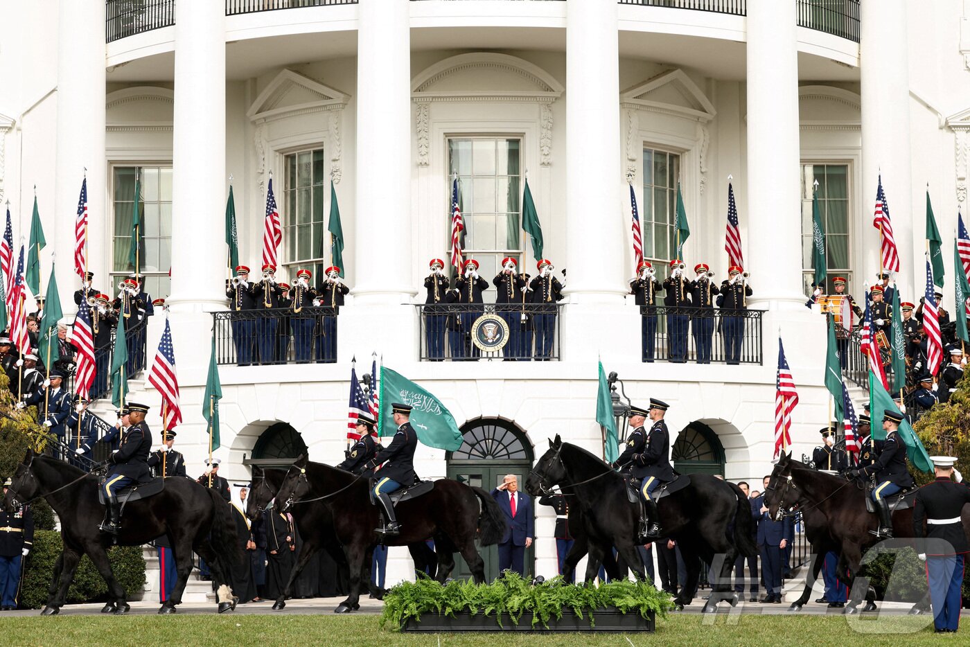 본문 이미지 - 미국 백악관의 빈살만 사우디 왕세자 맞이. 2025.11.18 ⓒ 로이터=뉴스1 ⓒ News1 이지예 객원기자