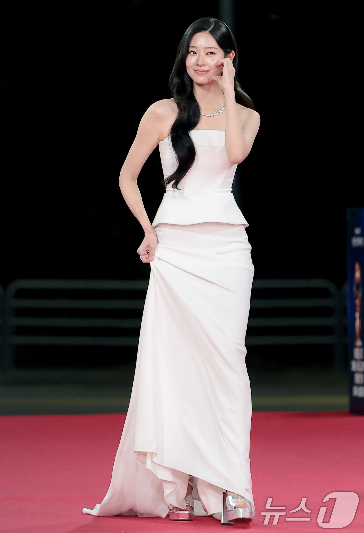 (서울=뉴스1) 권현진 기자 = 배우 김민주가 19일 오후 서울 영등포구 KBS홀에서 열린 제46회 청룡영화상 시상식에 참석해 레드카펫을 밟고 있다. 2025.11.19/뉴스1