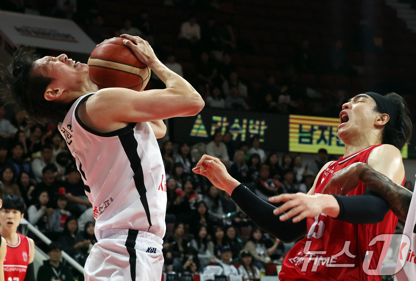 (안양=뉴스1) 김명섭 기자 = 19일 오후 경기도 안양시 안양정관장아레나에서 열린 2025-2026 LG전자 프로농구 정규리그 안양 정관장과 수원 KT의 경기에서 KT 한희원이 …