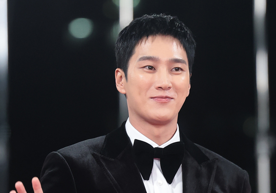 안보현, 저소득 아동·청소년 실명 예방 위해 1억 기부