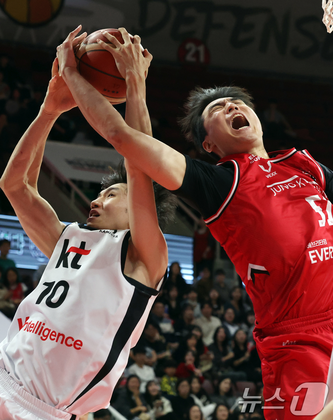 (안양=뉴스1) 김명섭 기자 = 19일 오후 경기도 안양시 안양정관장아레나에서 열린 2025-2026 LG전자 프로농구 정규리그 안양 정관장과 수원 KT의 경기에서 정관장 한승희와 …
