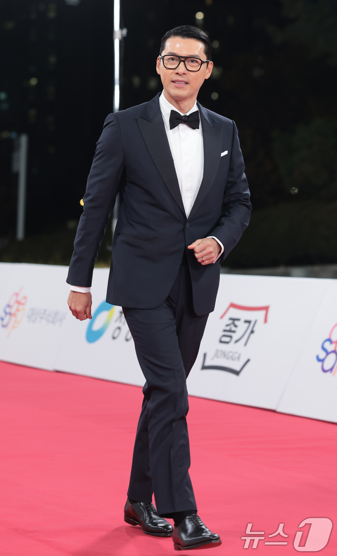 (서울=뉴스1) 권현진 기자 = 배우 현빈이 19일 오후 서울 영등포구 KBS홀에서 열린 제46회 청룡영화상 시상식에 참석해 레드카펫을 밟고 있다. 2025.11.19/뉴스1