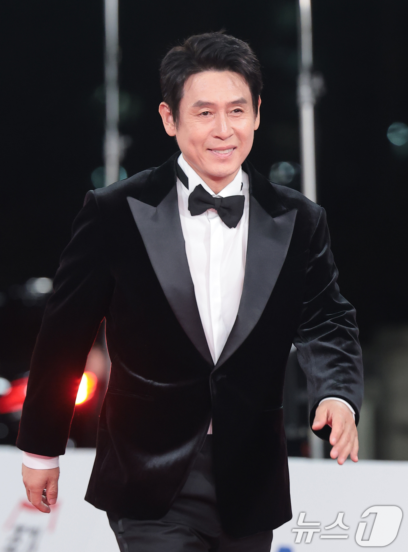 (서울=뉴스1) 권현진 기자 = 배우 설경구가 19일 오후 서울 영등포구 KBS홀에서 열린 제46회 청룡영화상 시상식에 참석해 레드카펫을 밟고 있다. 2025.11.19/뉴스1