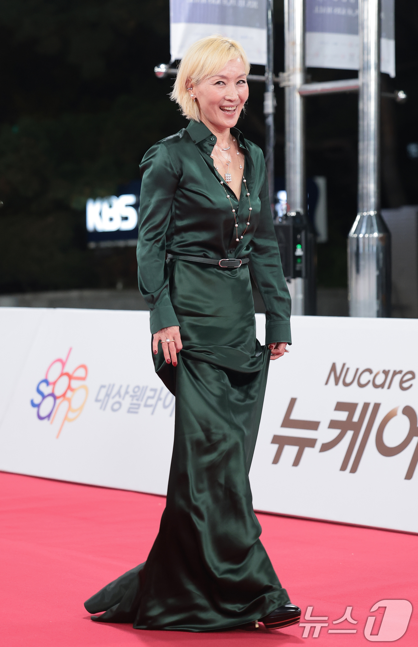 (서울=뉴스1) 권현진 기자 = 배우 이혜영이 19일 오후 서울 영등포구 KBS홀에서 열린 제46회 청룡영화상 시상식에 참석해 레드카펫을 밟고 있다. 2025.11.19/뉴스1