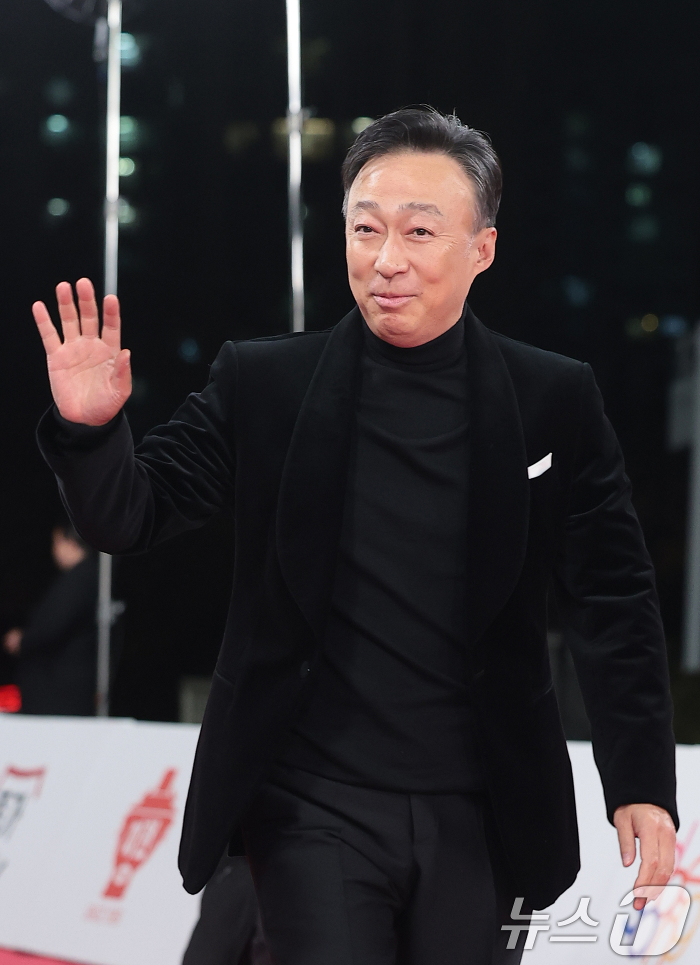 (서울=뉴스1) 권현진 기자 = 뱅 이성민이 19일 오후 서울 영등포구 KBS홀에서 열린 제46회 청룡영화상 시상식에 참석해 레드카펫을 밟고 있다. 2025.11.19/뉴스1