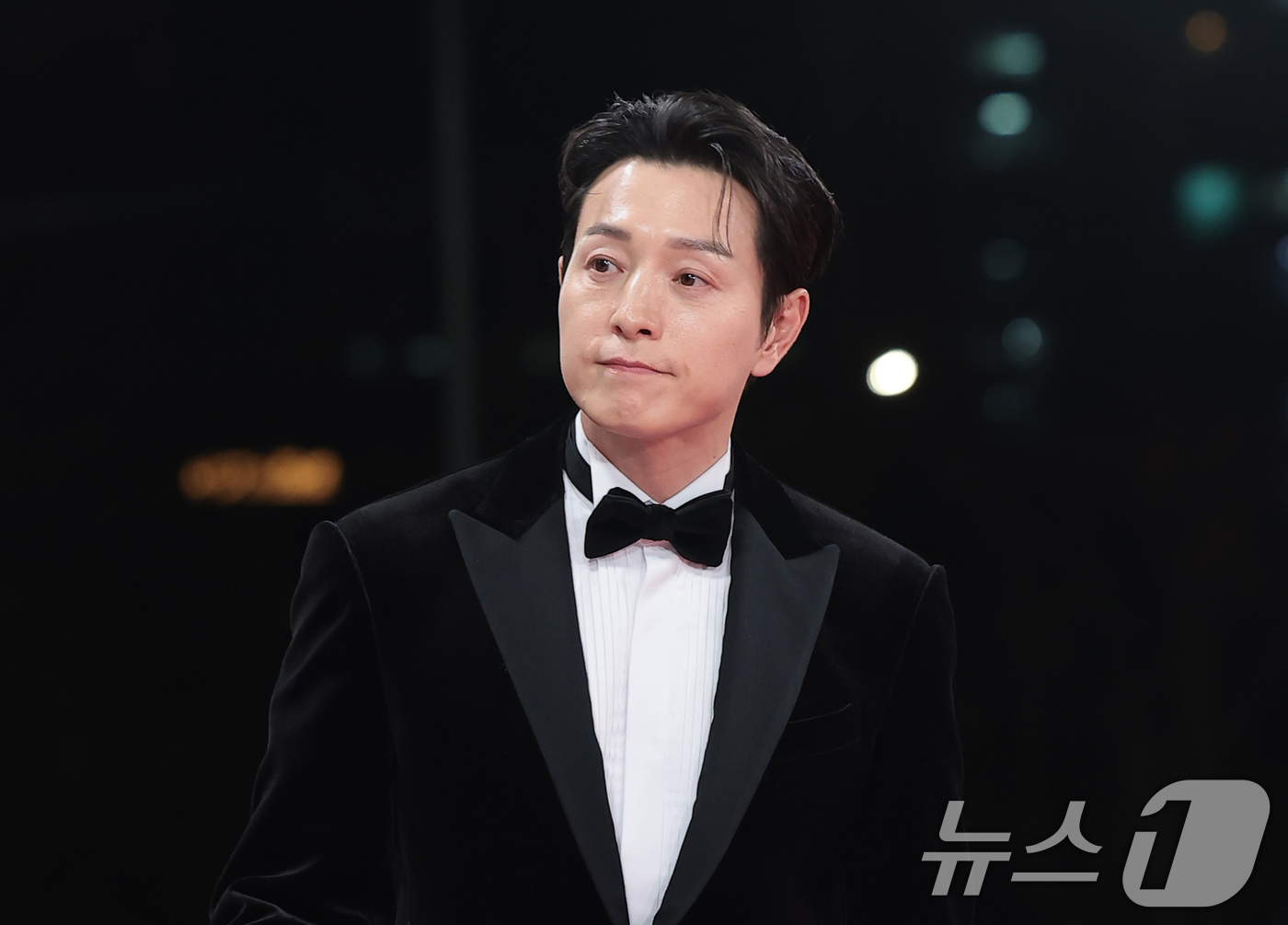 (서울=뉴스1) 권현진 기자 = 배우 정성일이 19일 오후 서울 영등포구 KBS홀에서 열린 제46회 청룡영화상 시상식에 참석해 레드카펫을 밟고 있다. 2025.11.19/뉴스1