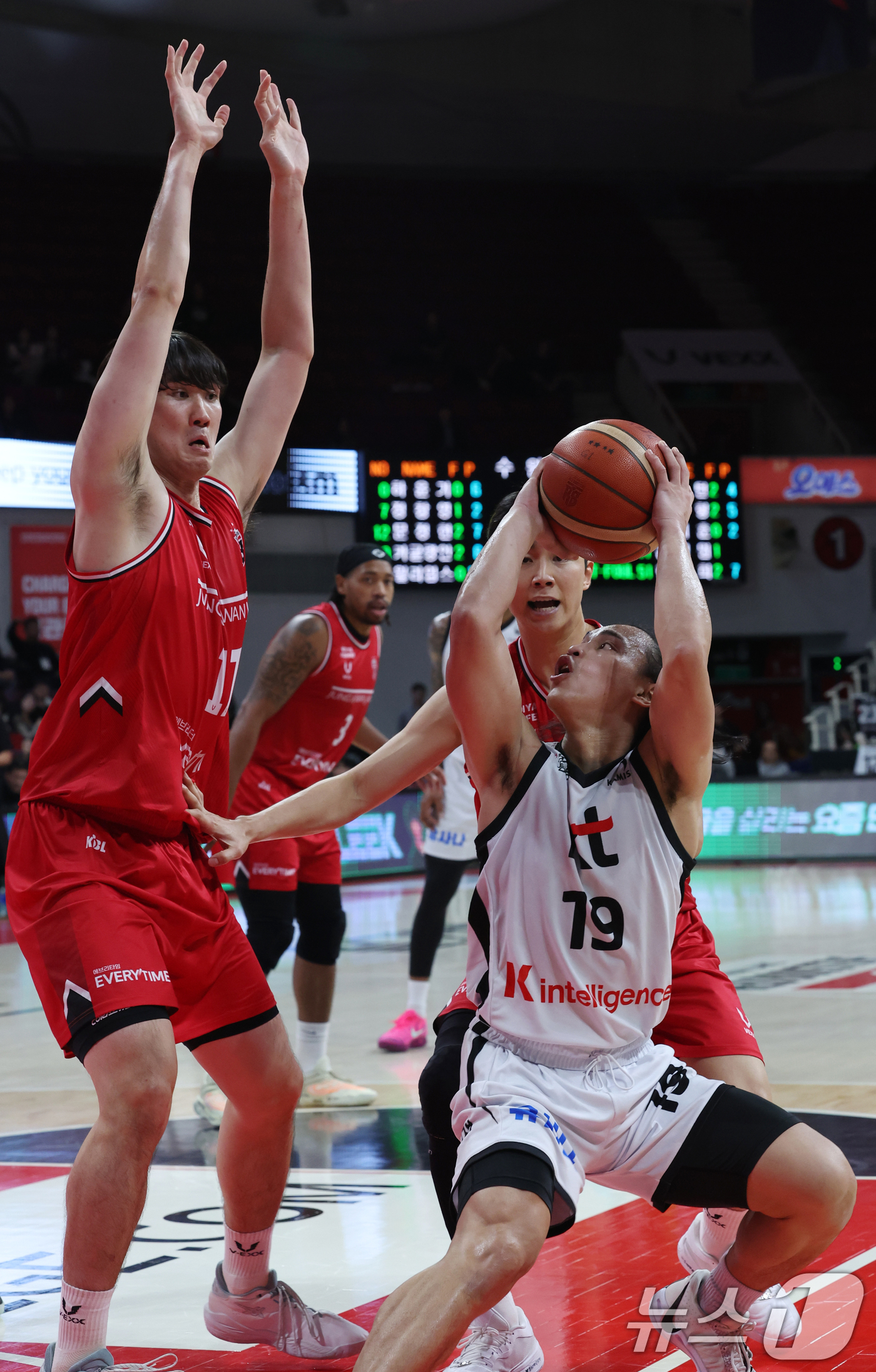 (안양=뉴스1) 김명섭 기자 = 19일 오후 경기도 안양시 안양정관장아레나에서 열린 2025-2026 LG전자 프로농구 정규리그 안양 정관장과 수원 KT의 경기에서 KT 조엘 카굴 …