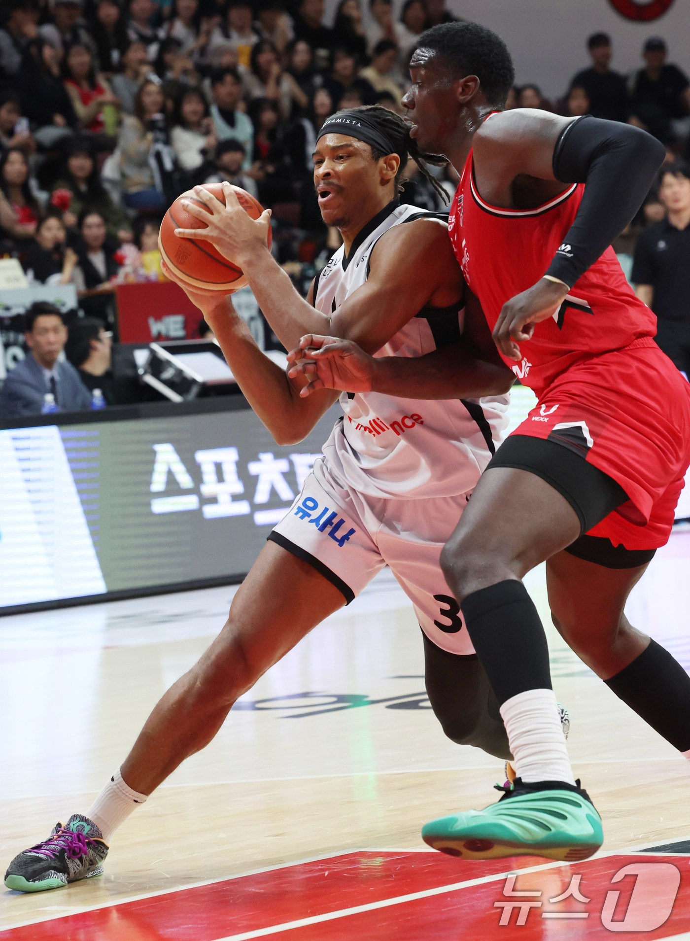 (안양=뉴스1) 김명섭 기자 = 19일 오후 경기도 안양시 안양정관장아레나에서 열린 2025-2026 LG전자 프로농구 정규리그 안양 정관장과 수원 KT의 경기에서 KT 아이재아 …