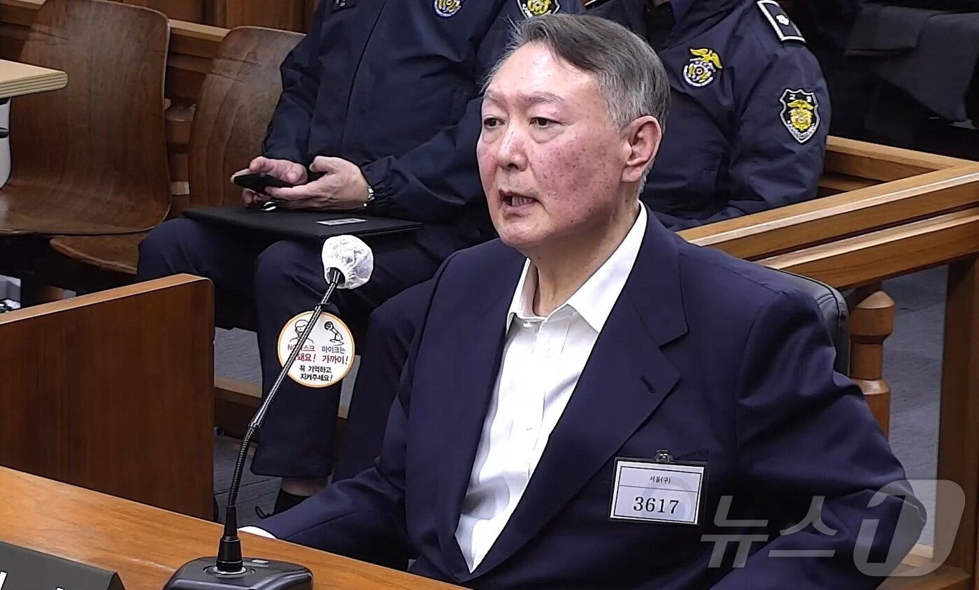 본문 이미지 - 윤석열 전 대통령이 19일 오후 서울 서초구 서울중앙지방법원에서 열린 한덕수 전 국무총리의 내란 중요임무 종사 등 혐의 공판에 증인으로 출석하고 있다. &#40;서울중앙지법 제공. 재판매 및 DB 금지&#41; 2025.11.19/뉴스1