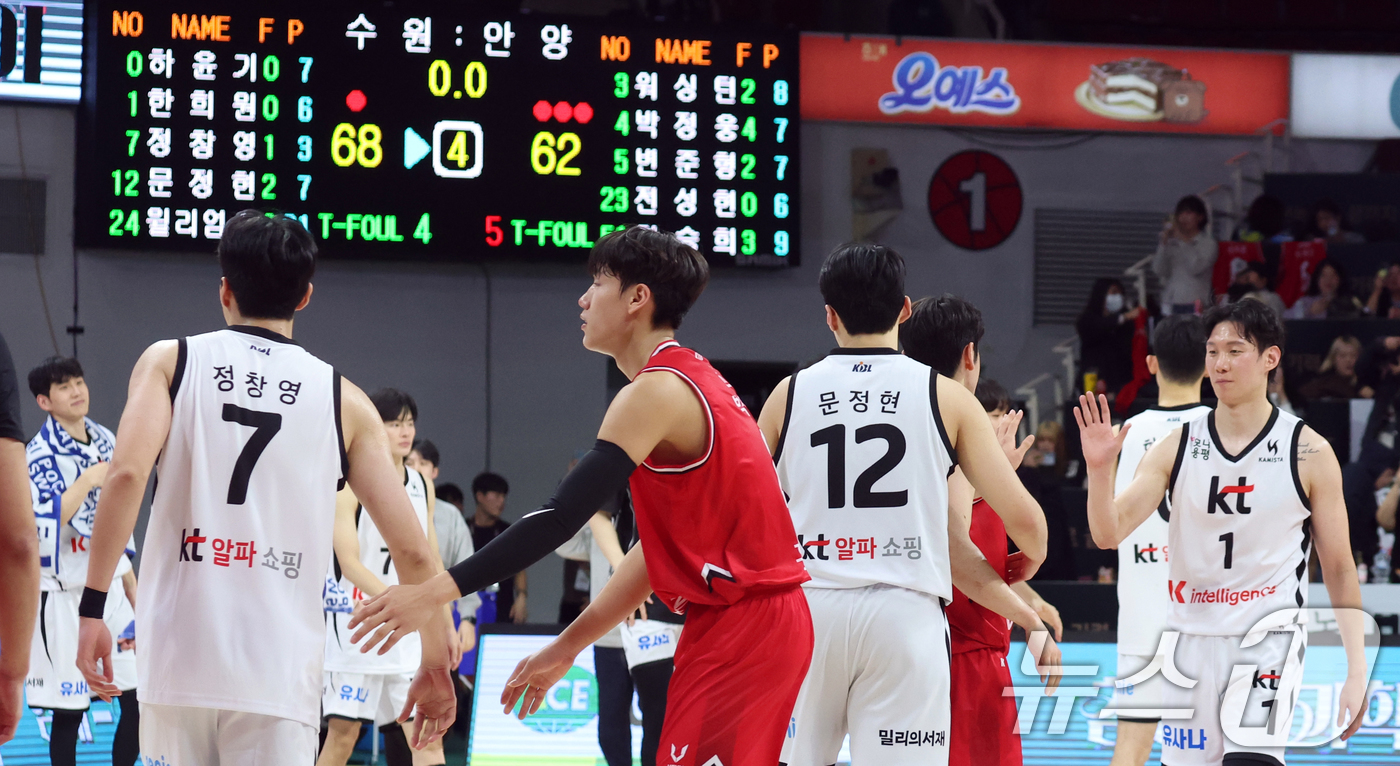 (안양=뉴스1) 김명섭 기자 = 19일 오후 경기도 안양시 안양정관장아레나에서 열린 2025-2026 LG전자 프로농구 정규리그 안양 정관장과 수원 KT의 경기에서 승리한 KT 선 …
