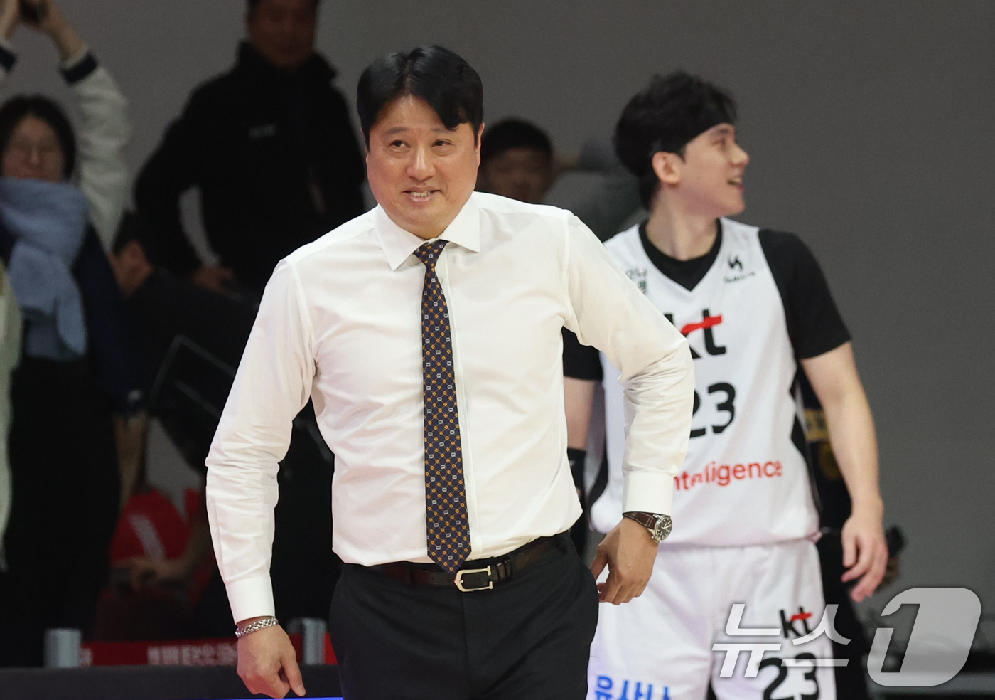 (안양=뉴스1) 김명섭 기자 = 19일 오후 경기도 안양시 안양정관장아레나에서 열린 2025-2026 LG전자 프로농구 정규리그 안양 정관장과 수원 KT의 경기에서 승리한 KT 문 …