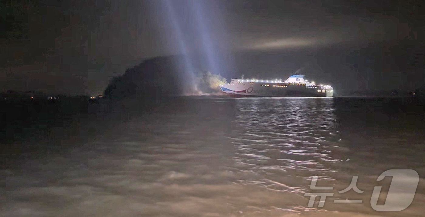 (신안=뉴스1) 최성국 기자 = 19일 오후 8시 16분쯤 전남 신안군 장산면 족도에 260여명이 탑승한 여객선이 좌초돼 해경이 구조 작업을 벌이고 있다. (목포해경 제공. 재판매 …