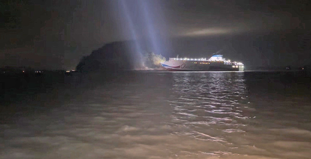 신안군 해상에 좌초된 여객선 '해경 구조중'