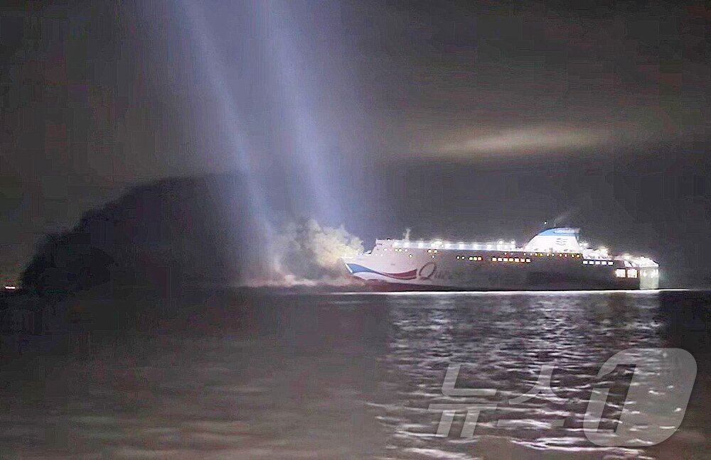 본문 이미지 - 19일 오후 8시 16분쯤 전남 신안군 장산면 족도에 260여명이 탑승한 여객선이 좌초돼 해경이 구조 작업을 벌이고 있다. &#40;목포해경 제공. 재판매 및 DB 금지&#41; 2025.11.19/뉴스1