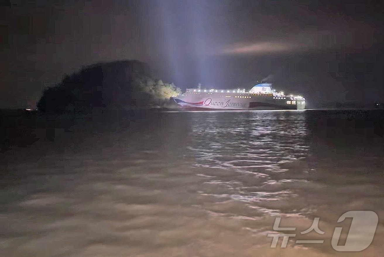 (신안=뉴스1) 최성국 기자 = 19일 오후 8시 16분쯤 전남 신안군 장산면 족도에 260여명이 탑승한 여객선이 좌초돼 해경이 구조 작업을 벌이고 있다. (목포해경 제공. 재판매 …