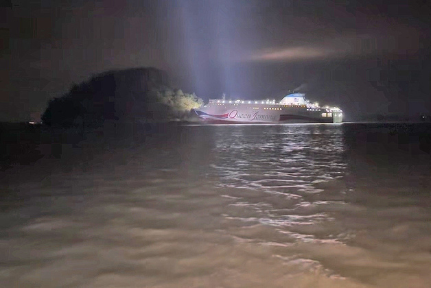 신안 섬에 올라타 좌초된 카페리 여객선