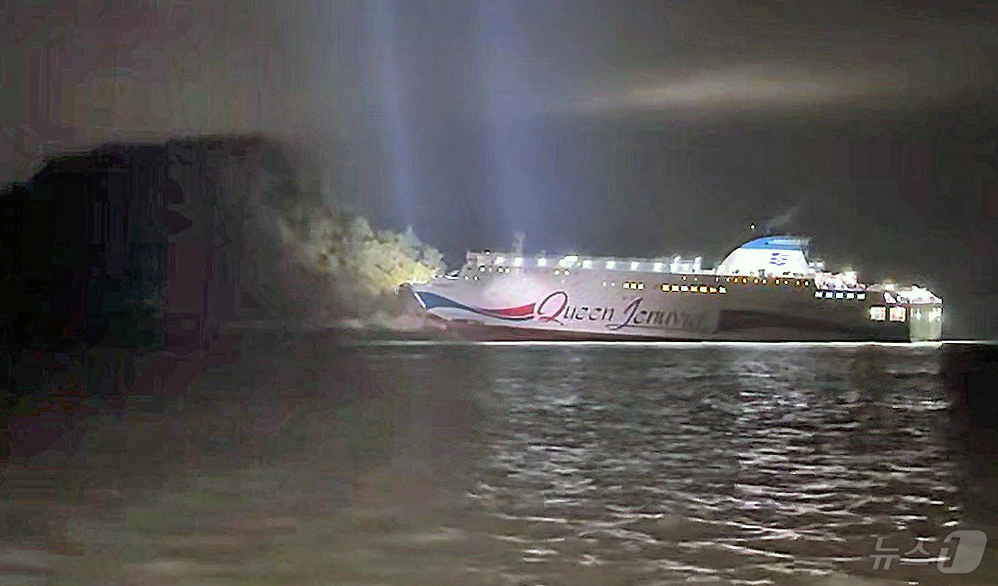 (신안=뉴스1) = 19일 오후 8시 16분쯤 전남 신안군 장산면 족도에 260여명이 탑승한 여객선이 좌초돼 해경이 구조 작업을 벌이고 있다. (목포해경 제공. 재판매 및 DB 금 …