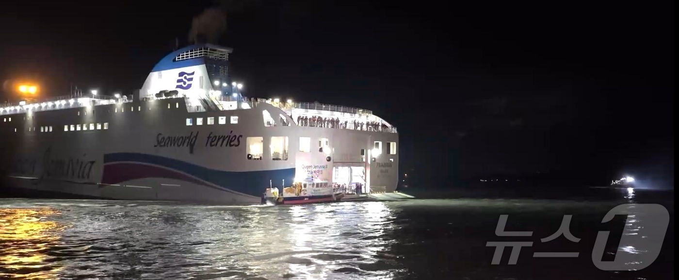 (신안=뉴스1) 최성국 기자 = 19일 오후 8시 16분쯤 전남 신안군 장산면 족도에 267명이 탑승한 여객선이 좌초돼 해경이 구조 작업을 벌이고 있다. (목포해경 제공. 재판매 …