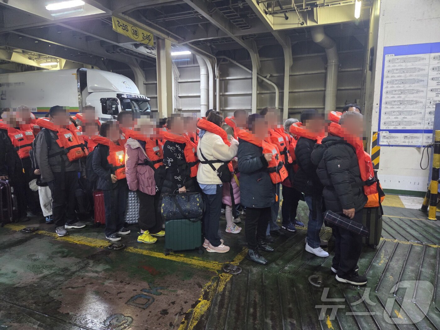 본문 이미지 - 19일 오후 8시 17분쯤 전남 신안군 장산면 족도에서 좌초한 여객선 퀸제누비아2호에서 승객들이 구명조끼를 입고 구조를 기다리고 있다.&#40;독자제공. 재배포 및 DB 금지&#41; 2025.11.19/뉴스1 ⓒ News1 서충섭 기자