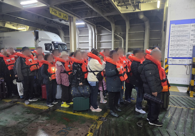 대피 기다리는 퀸제누비아호 승객들