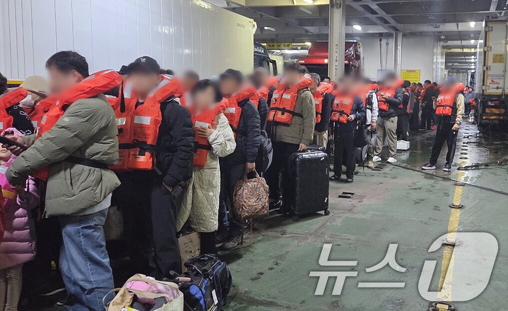 본문 이미지 - 19일 오후 8시 17분쯤 전남 신안군 장산면 족도에서 좌초한 여객선 퀸제누비아2호에서 승객들이 구명조끼를 입고 하선 준비를 하고 있다. &#40;독자 제공. 재배포 및 DB 금지&#41; 2025.11.19/뉴스1