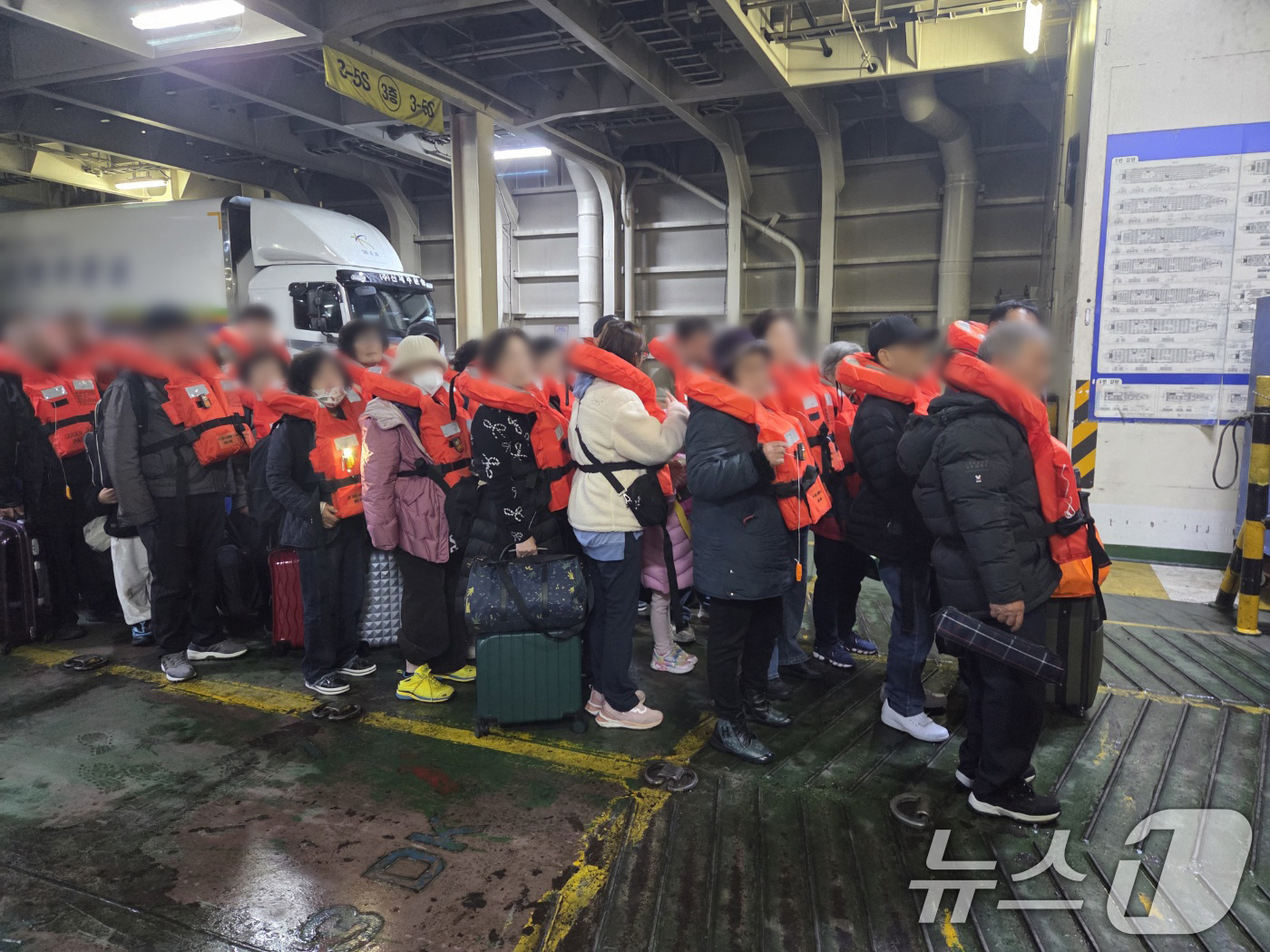 구명조끼를 입고 하선 준비 중인 승객들