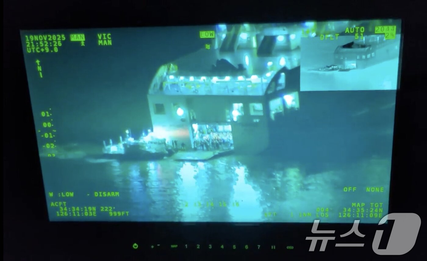 본문 이미지 - 19일 오후 8시 16분쯤 전남 신안군 장산면 족도에 260여명이 탑승한 여객선이 좌초돼 해경이 구조 작업을 벌이고 있다. &#40;목포해경 제공. 재판매 및 DB 금지&#41; 2025.11.19/뉴스1