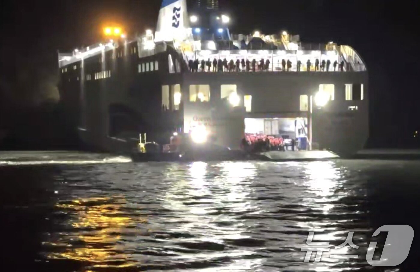 본문 이미지 - 19일 오후 8시 16분쯤 전남 신안군 장산면 족도에 260여명이 탑승한 여객선이 좌초돼 해경이 구조 작업을 벌이고 있다. &#40;목포해경 제공. 재판매 및 DB 금지&#41; 2025.11.19/뉴스1