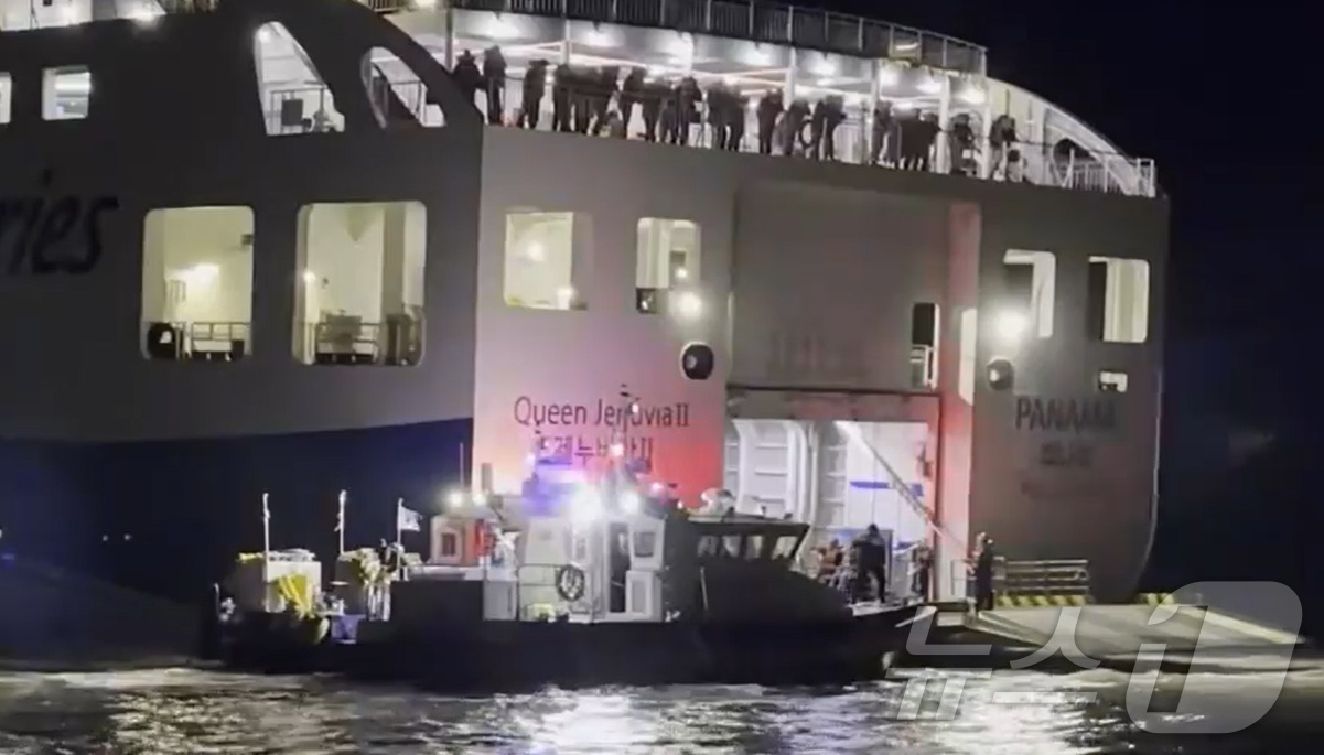 (신안=뉴스1) = 19일 오후 8시 16분쯤 전남 신안군 장산면 족도에 260여명이 탑승한 여객선이 좌초돼 해경이 구조 작업을 벌이고 있다. (목포해경 제공. 재판매 및 DB 금 …