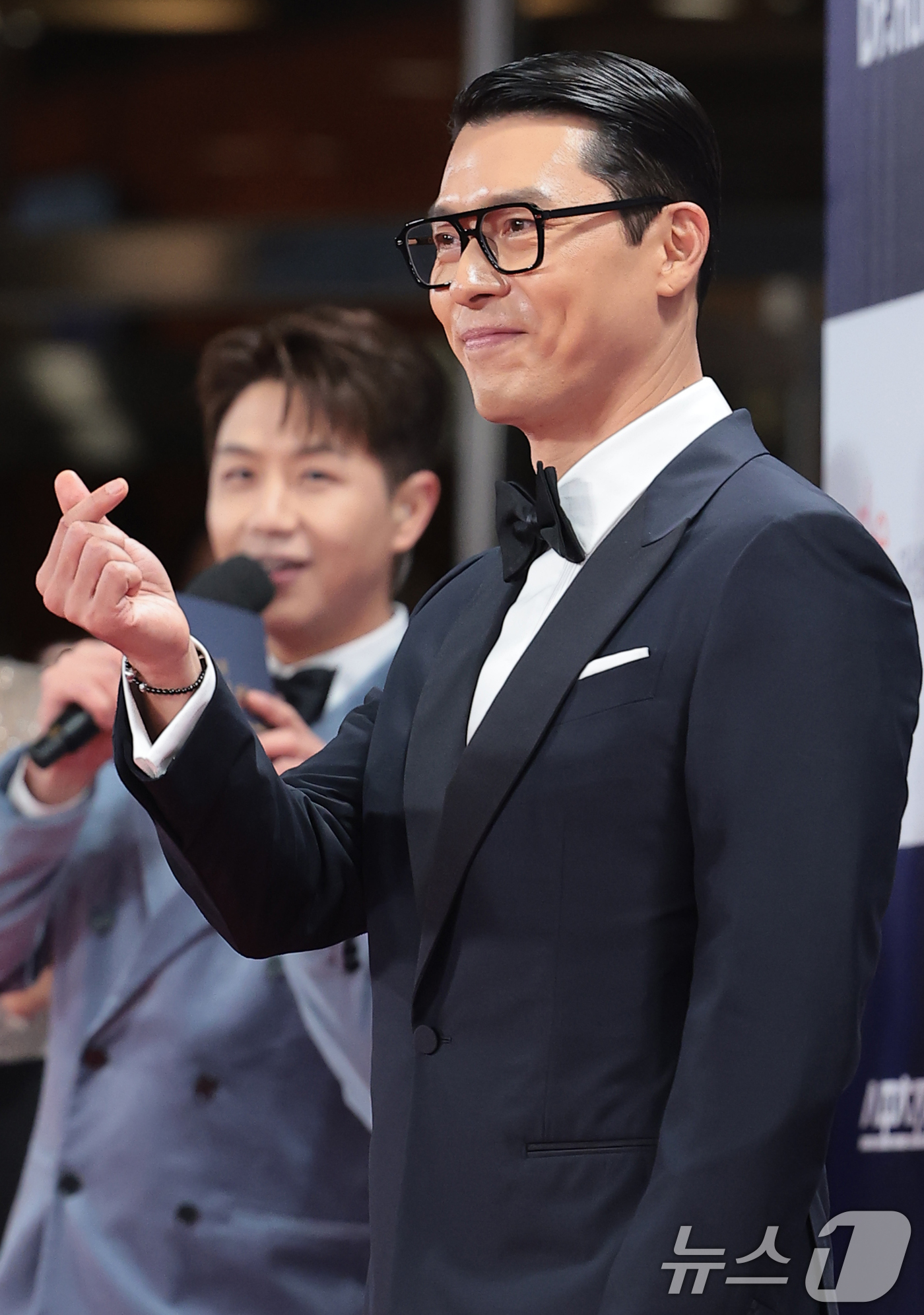 (서울=뉴스1) 권현진 기자 = 배우 현빈이 19일 오후 서울 영등포구 KBS홀에서 열린 제46회 청룡영화상 시상식 레드카펫 행사에 참석해 하트 포즈를 취하고 있다. 2025.11 …