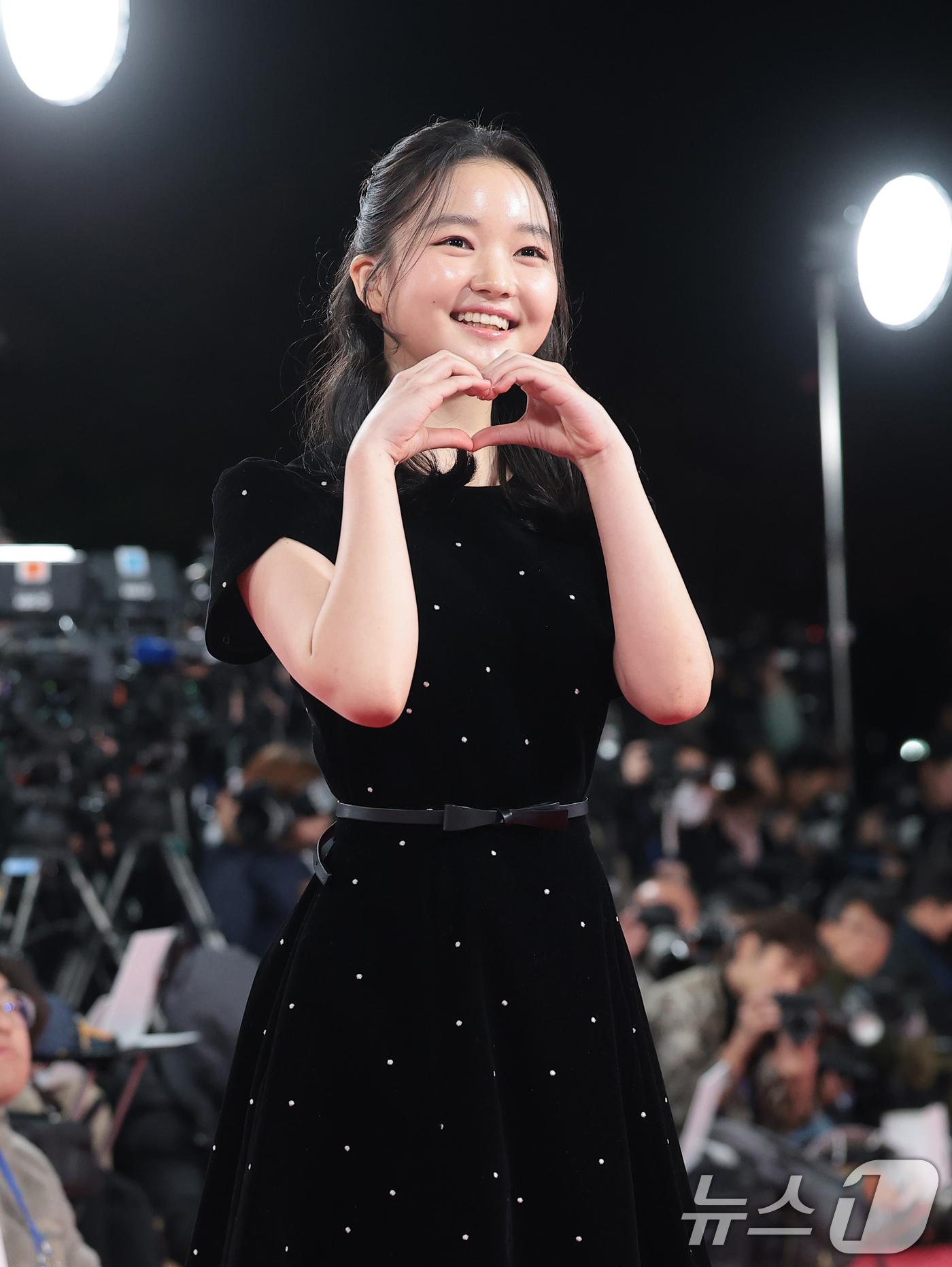 (서울=뉴스1) 권현진 기자 = 배우 최유리가 19일 오후 서울 영등포구 KBS홀에서 열린 제46회 청룡영화상 시상식 레드카펫 행사에 참석해 포즈를 취하고 있다. 2025.11.1 …